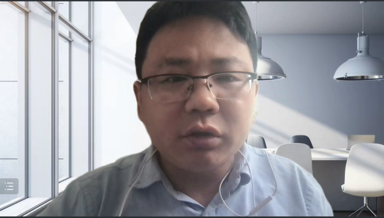 男人戴着眼镜描述已自动生成